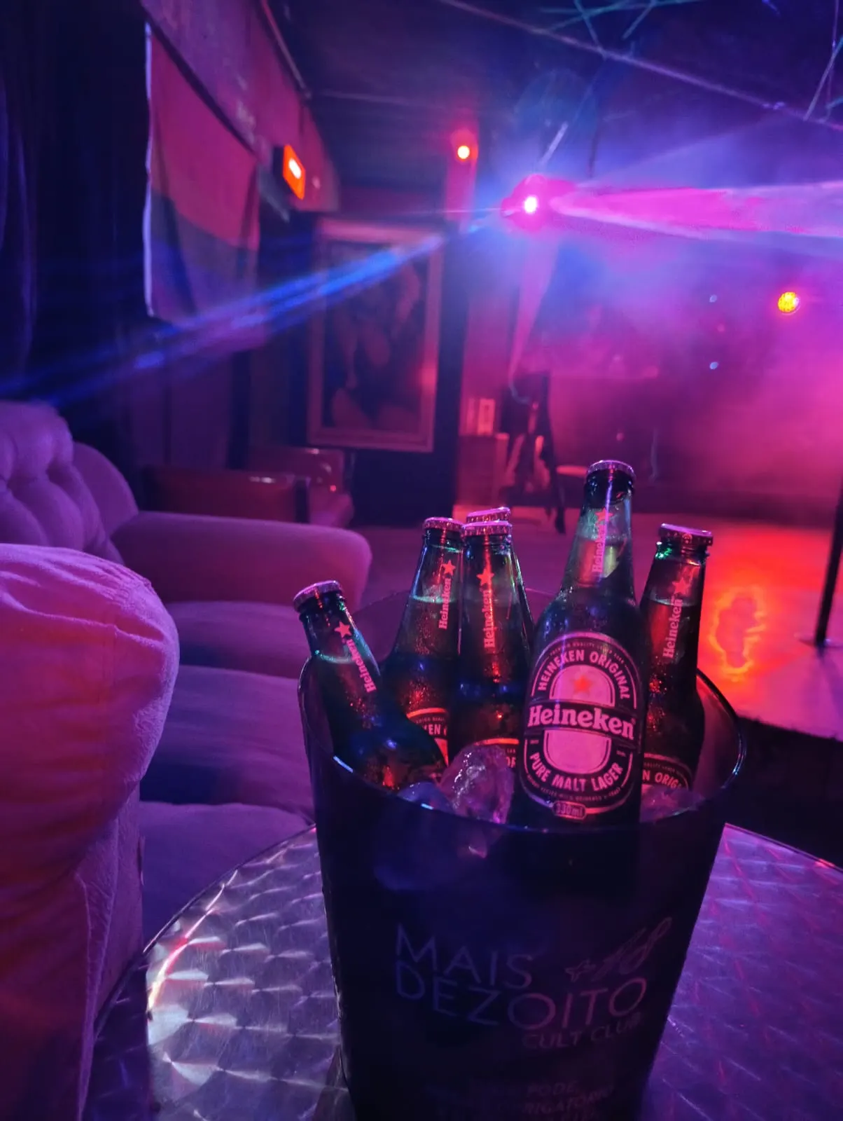 Atmosfera da Black Sofa com iluminação noturna