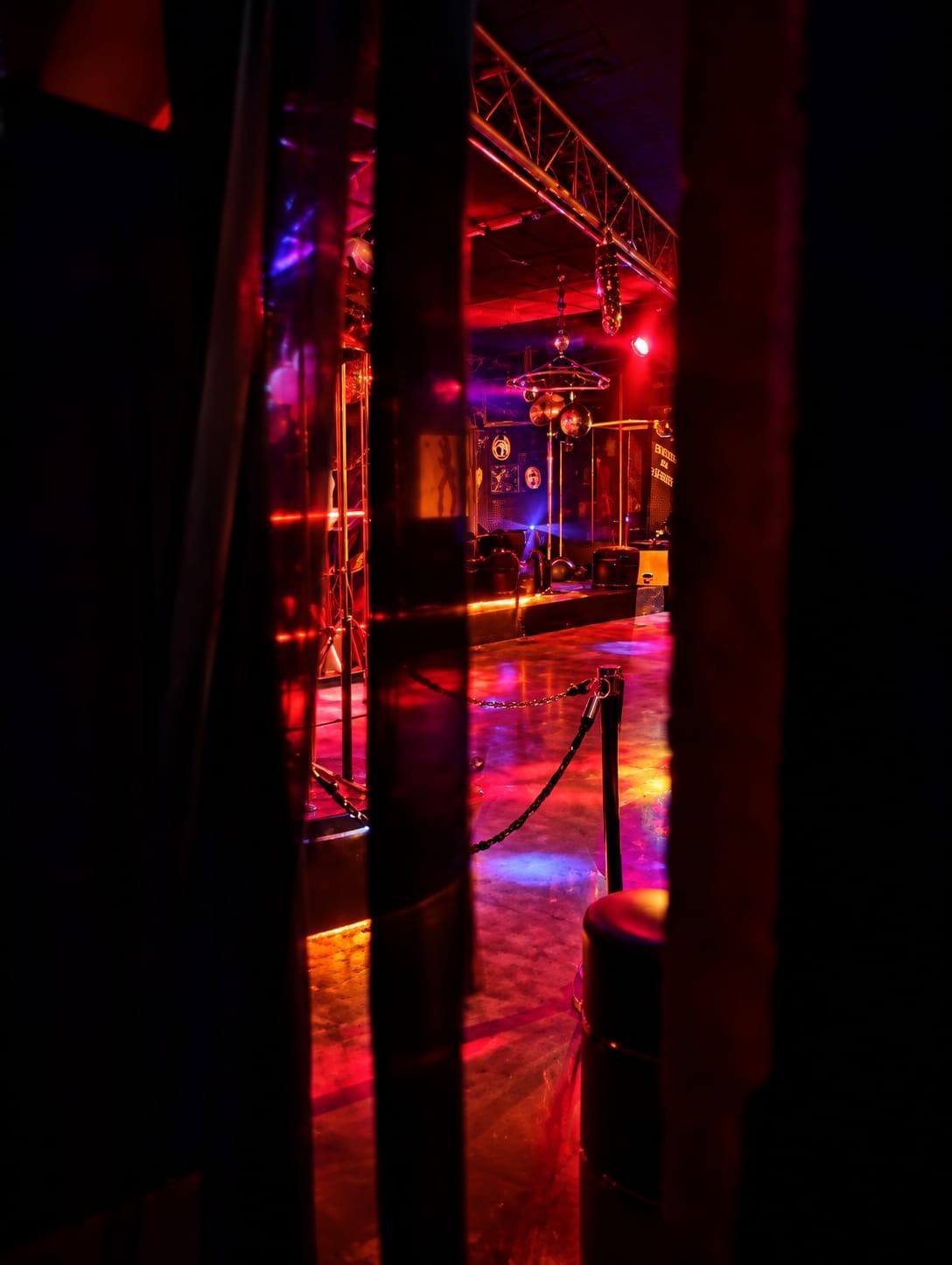 MD Cult Club — Underground Lounge · A pista vista da cortina